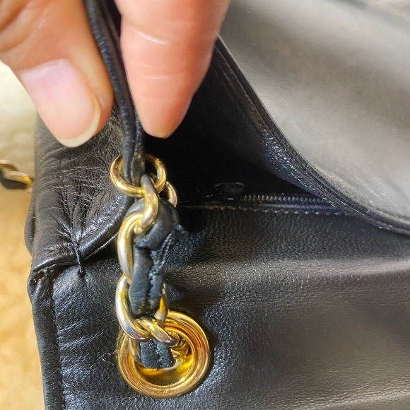 Chanel mini bag the flap in front is deformed that’s the main big flaw authentic - Picture 7 of 14